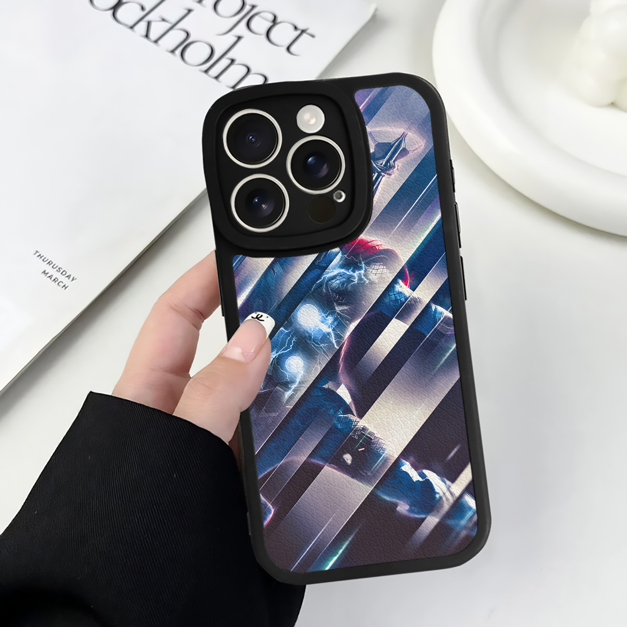 （画像用） アベンジャーズ The Avengers 【iPhone 16シリーズ対応】シリコンスマホケース（レザー調） 材質：シリコン